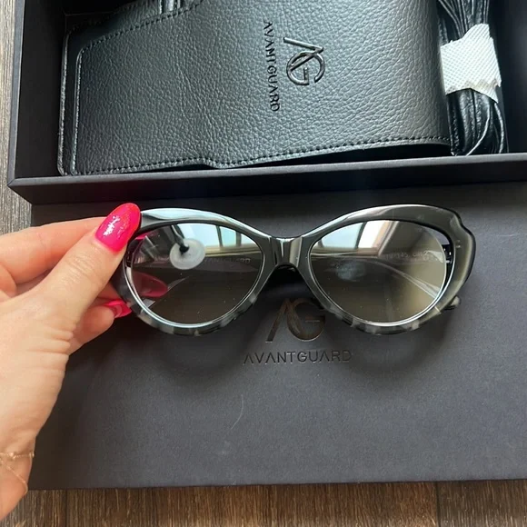 THE MONTMARTRE CATEYE SUNGLASSES IN MIDNIGHT TORTOISESHELL